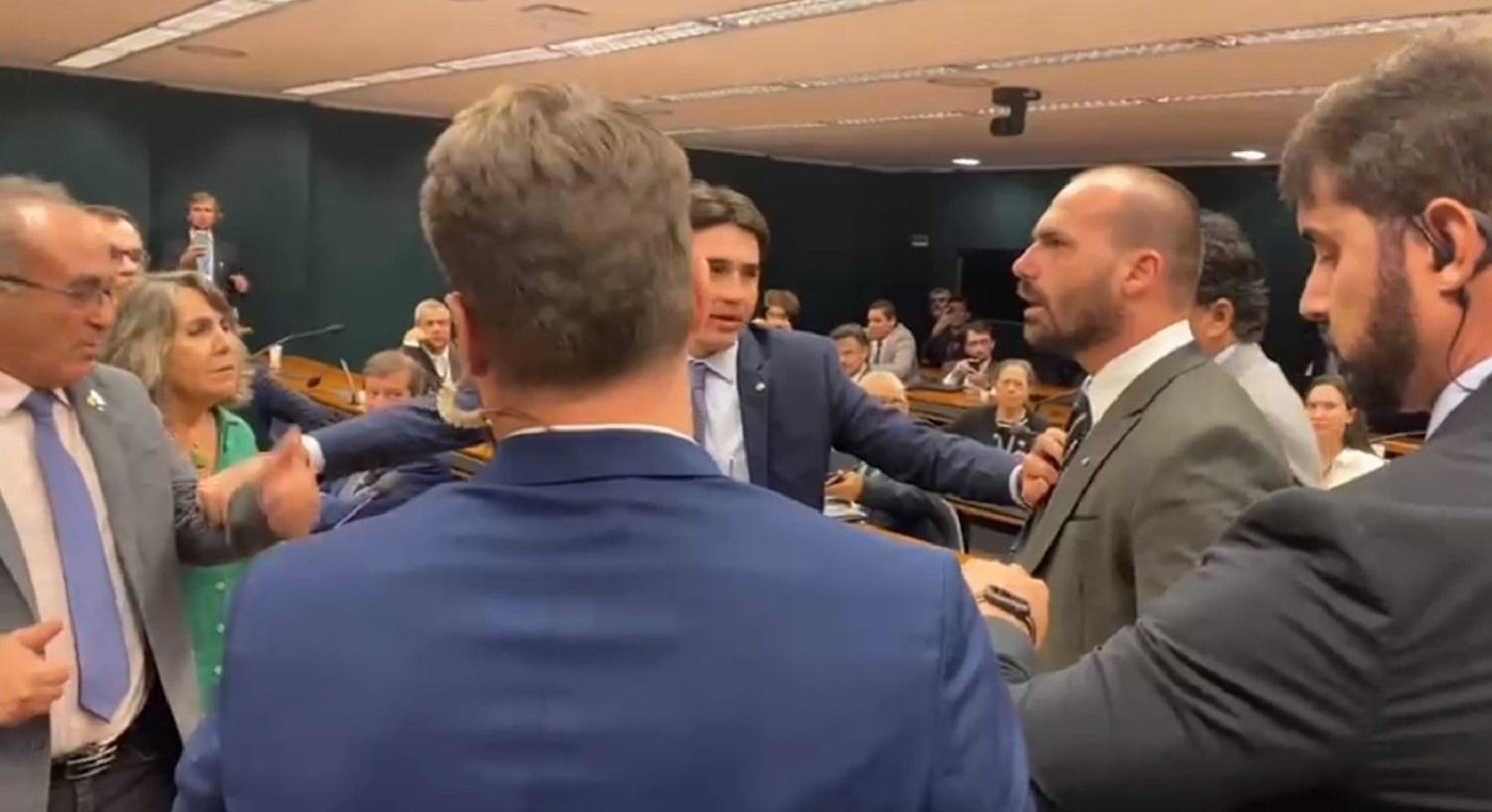 Eduardo Bolsonaro tenta agredir deputado do PT: ‘dar uma facada no seu bucho’