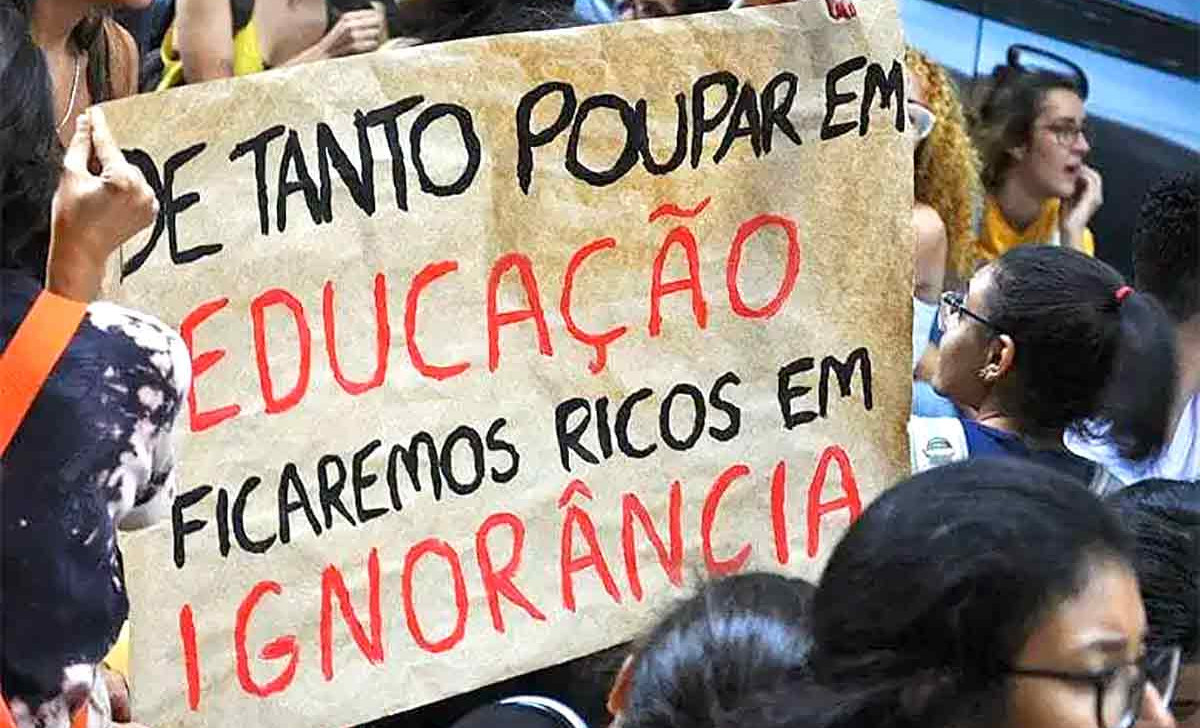 A China ficou conhecida, mundialmente, pelas vagas de emprego insalubres e pelo pagamento escasso, mas, agora, esse fenômeno tem um aspecto novo (Reprodução/Internet)