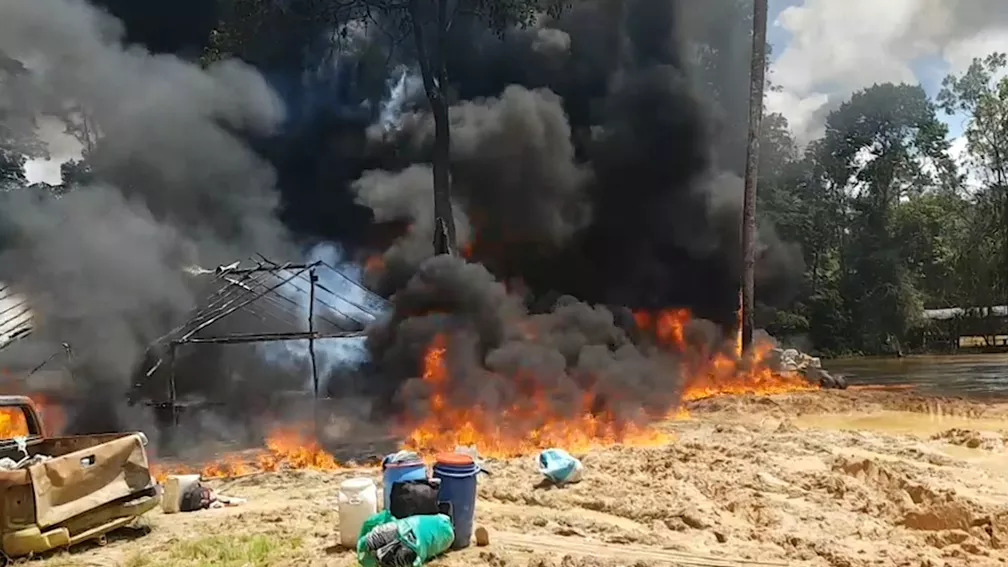 A operação explodiu equipamentos usados no garimpo ilegal. (Divulgação)