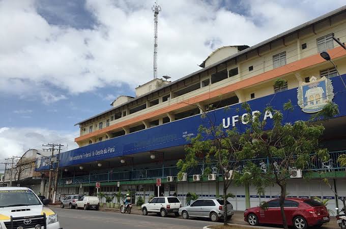 Estudantes protestam contra evento na Ufopa sobre regularização de garimpo ilegal