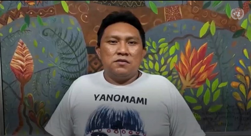 Dário Kopenawa falou em memória dos que morreram na tragédia Yanomami e em nome dos 30 mil Yek'wana e Yanomami da Amazônia (Reprodução/Hutukara)