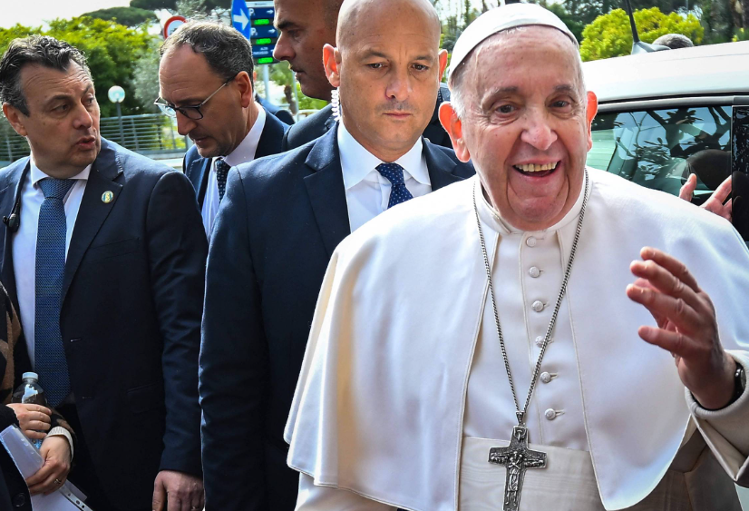 Papa Francisco recebe alta de hospital após dois dias internado