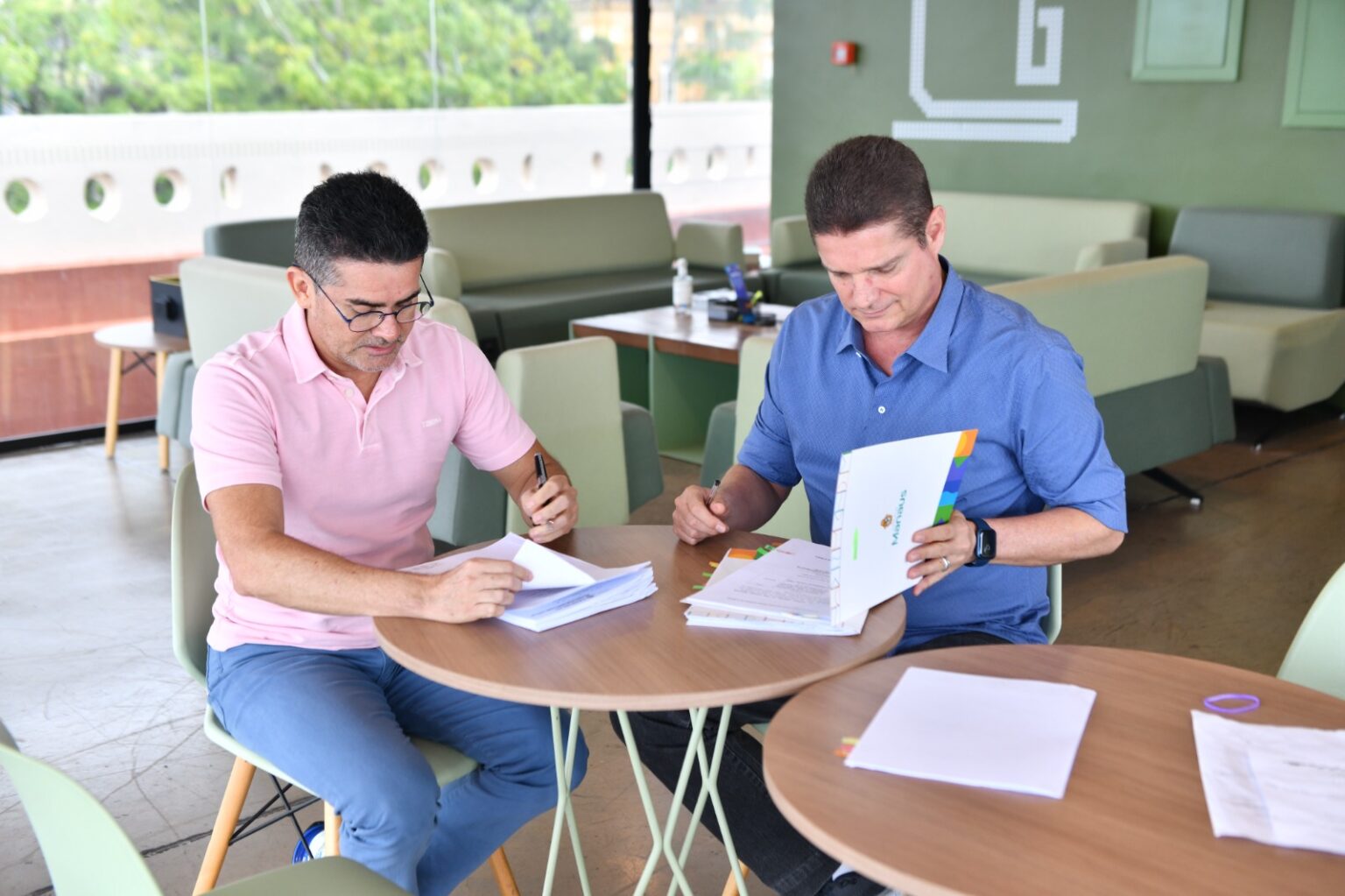 Prefeito de Manaus assina progressões de servidores da Educação