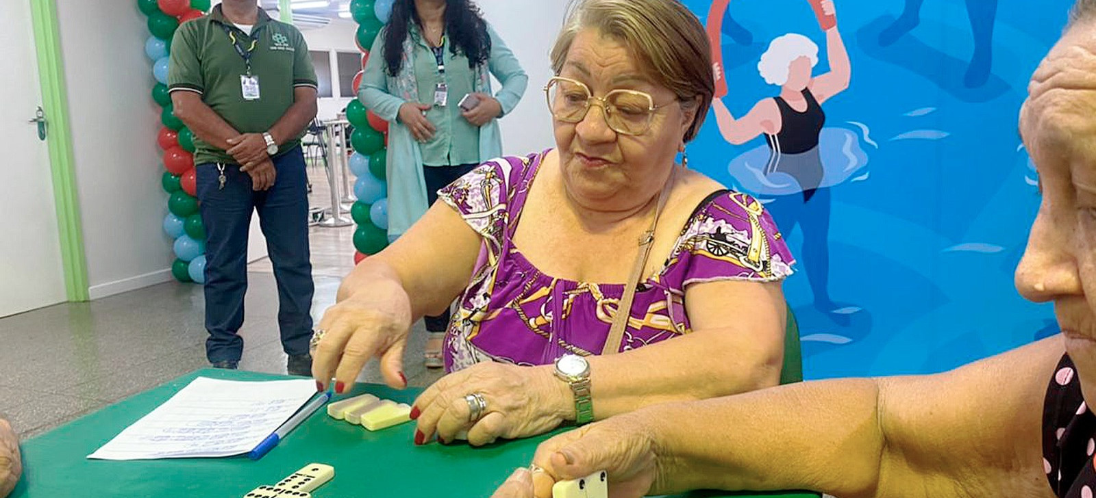 Maria Barbosa, 70 anos, joga dominó com as amigas. (Marcela Leiros/ CENARIUM)