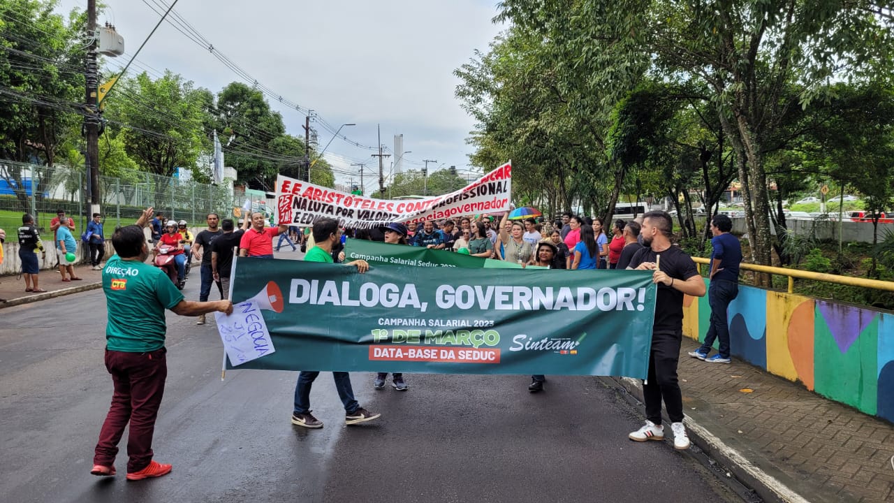 Imagens da manifestação em frente à sede do governo, em Manaus (Divulgação)