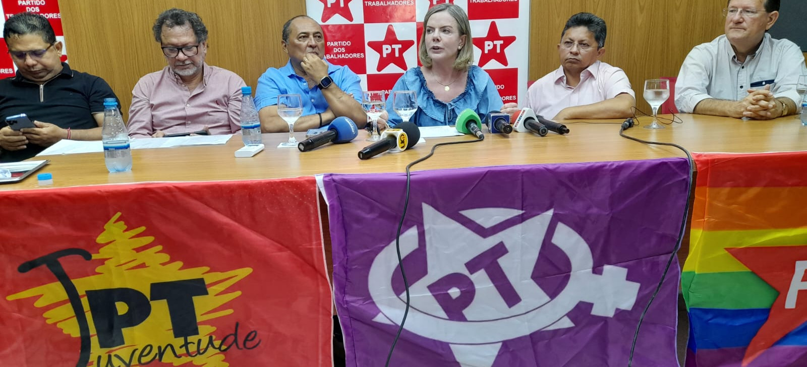 ‘Aliviada’, diz presidente do PT sobre parecer de inelegibilidade de Bolsonaro