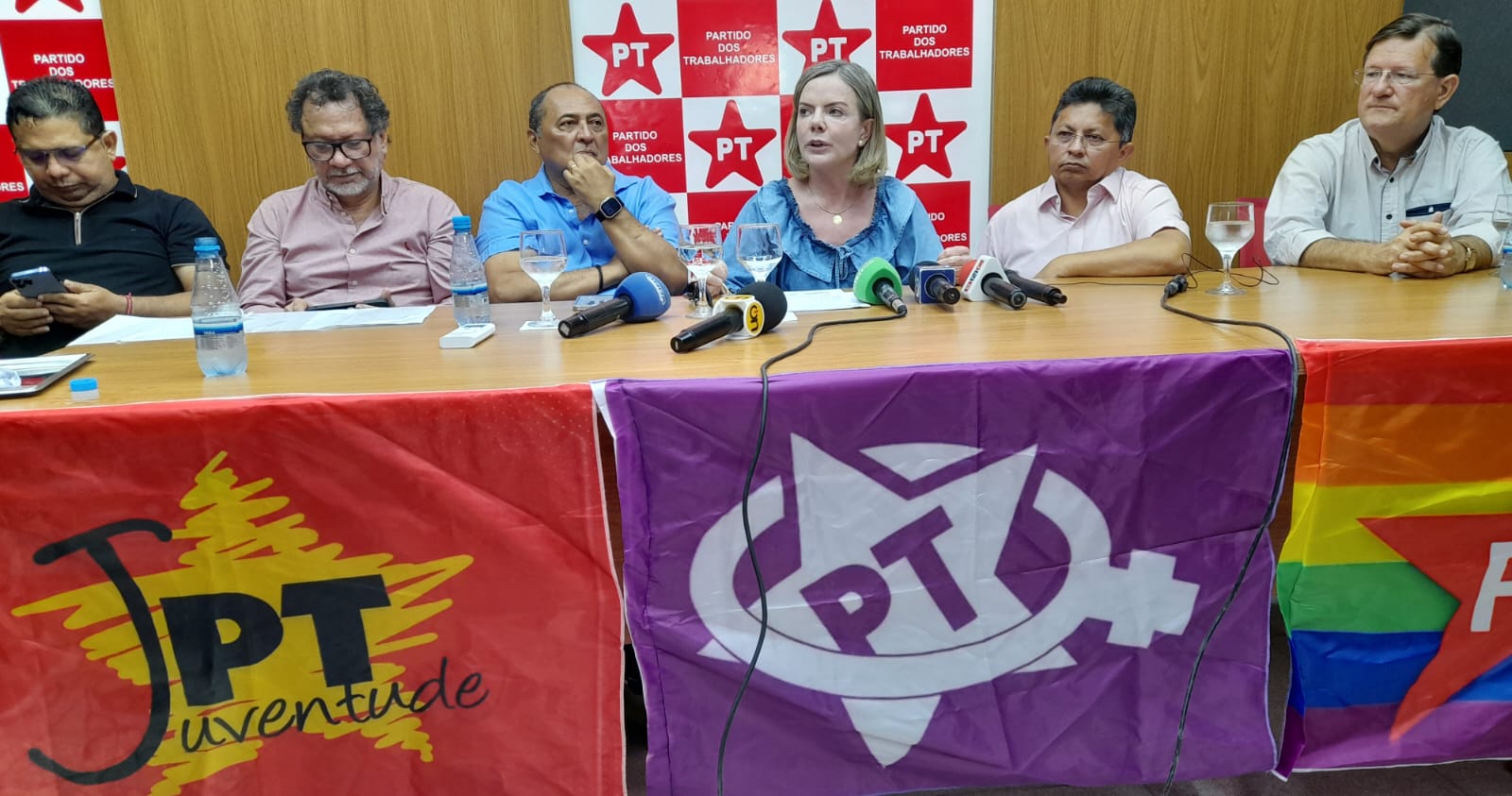 ‘Aliviada’, diz presidente do PT sobre parecer de inelegibilidade de Bolsonaro