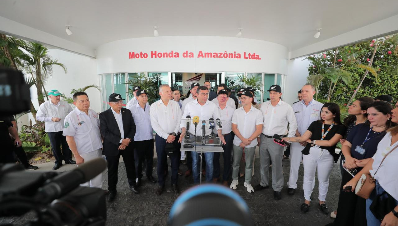 O governador, Wilson Lima, e deputados federais, que incluem três do Amazonas, além do coordenador e relator, estiveram na fábrica da Moto Honda da Amazônia (Reprodução/Secom)