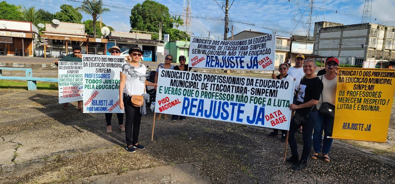 Na véspera do aniversário de Itacoatiara, no AM, professores fazem manifestação por reajuste salarial