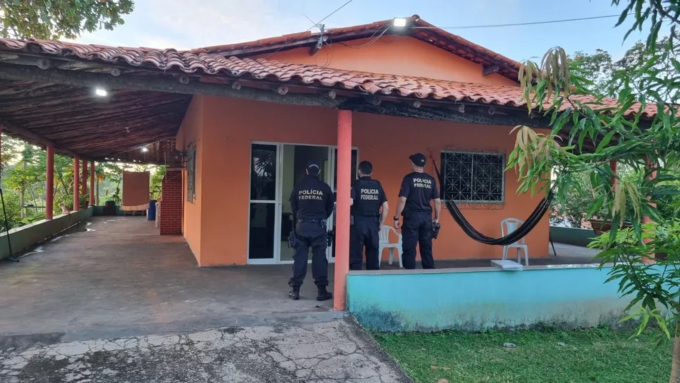 Policiais cumprem mandadados na operação Rota Caipira — Foto: Polícia Federal/TV Anhanguera