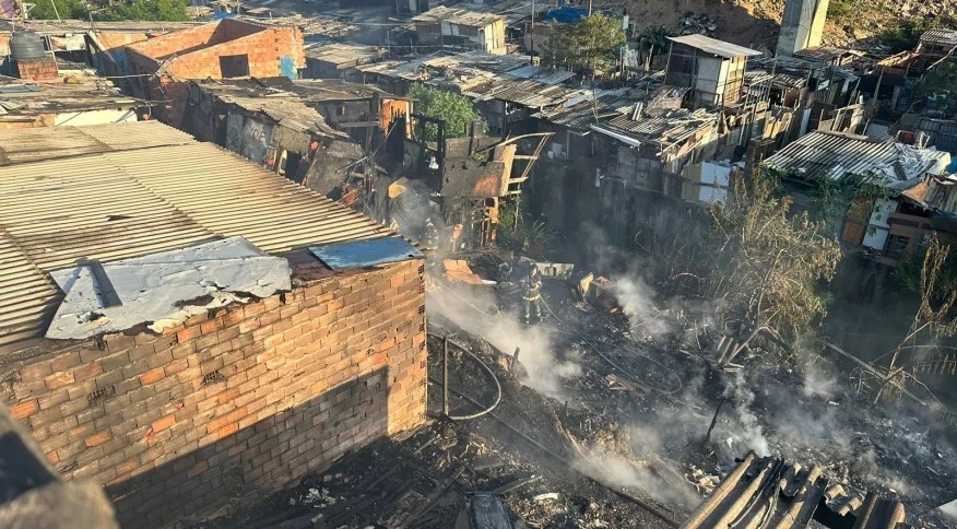 Incêndio destrói favela na zona leste de SP na madrugada desta quinta-feira