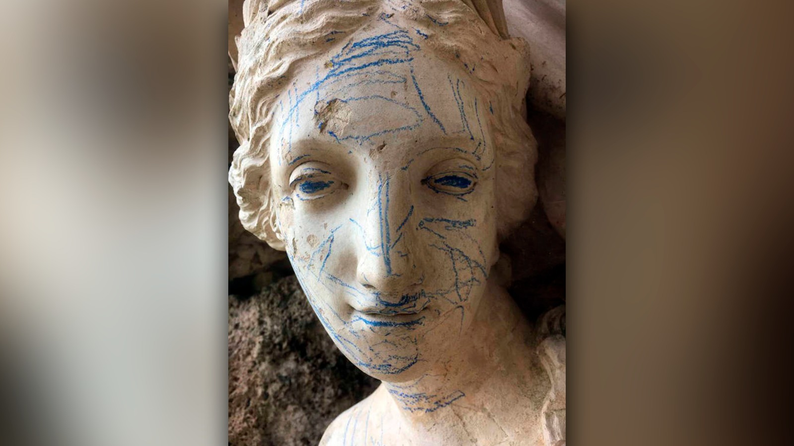 Memorial histórico na Inglaterra tem estátua de ninfa riscada com giz de cera