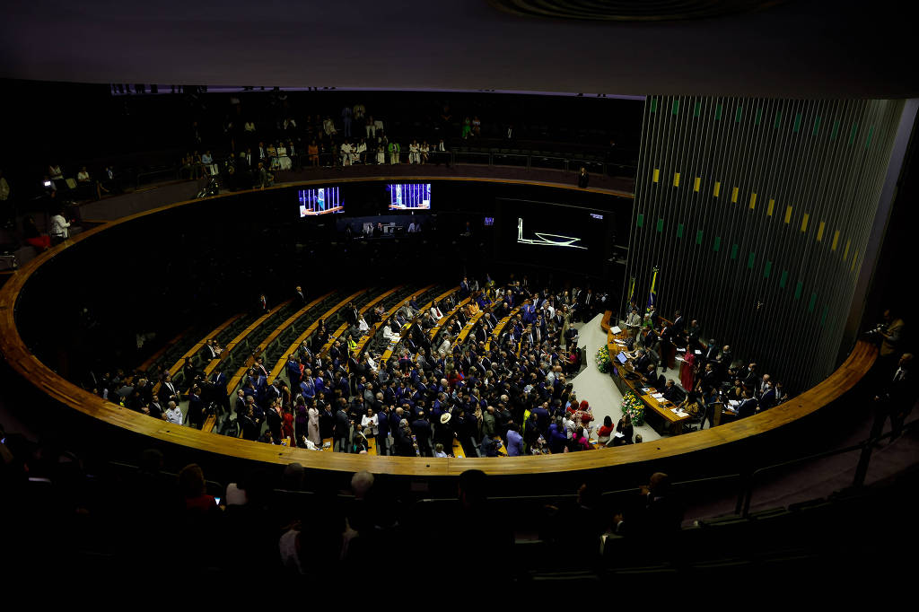 Câmara aprova PL que garante igualdade salarial entre homens e mulheres