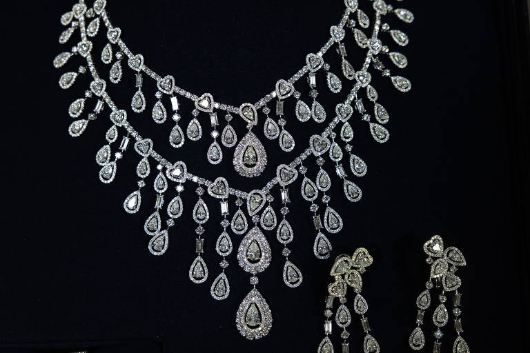 PF cumpre mandado e apreende celular de chefe do setor de presentes de Bolsonaro