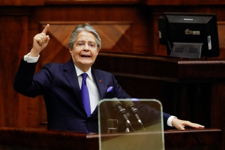 Alvo de processo de impeachment motivado por acusações de corrupção, o presidente do Equador, Guillermo Lasso, presta depoimento à Assembleia Nacional, em Quito (Karen Toro - 16.mai.23/Reuters)