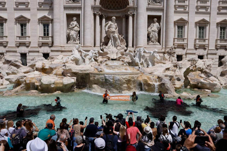 Em Roma, água da ‘Fontana di Trevi’ fica preta em protesto contra crise do clima