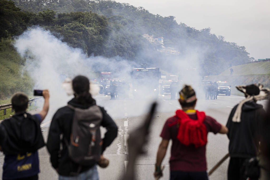 Tropa de choque de governador bolsonarista usa bomba de gás e balas de borracha contra indígenas