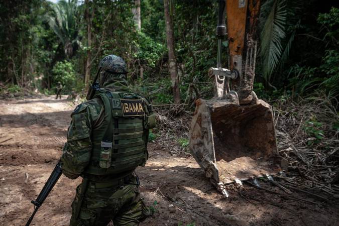 Agente do Ibama em ação na floresta amazônica (Foto: Vinícius Mendonça/Ibama)