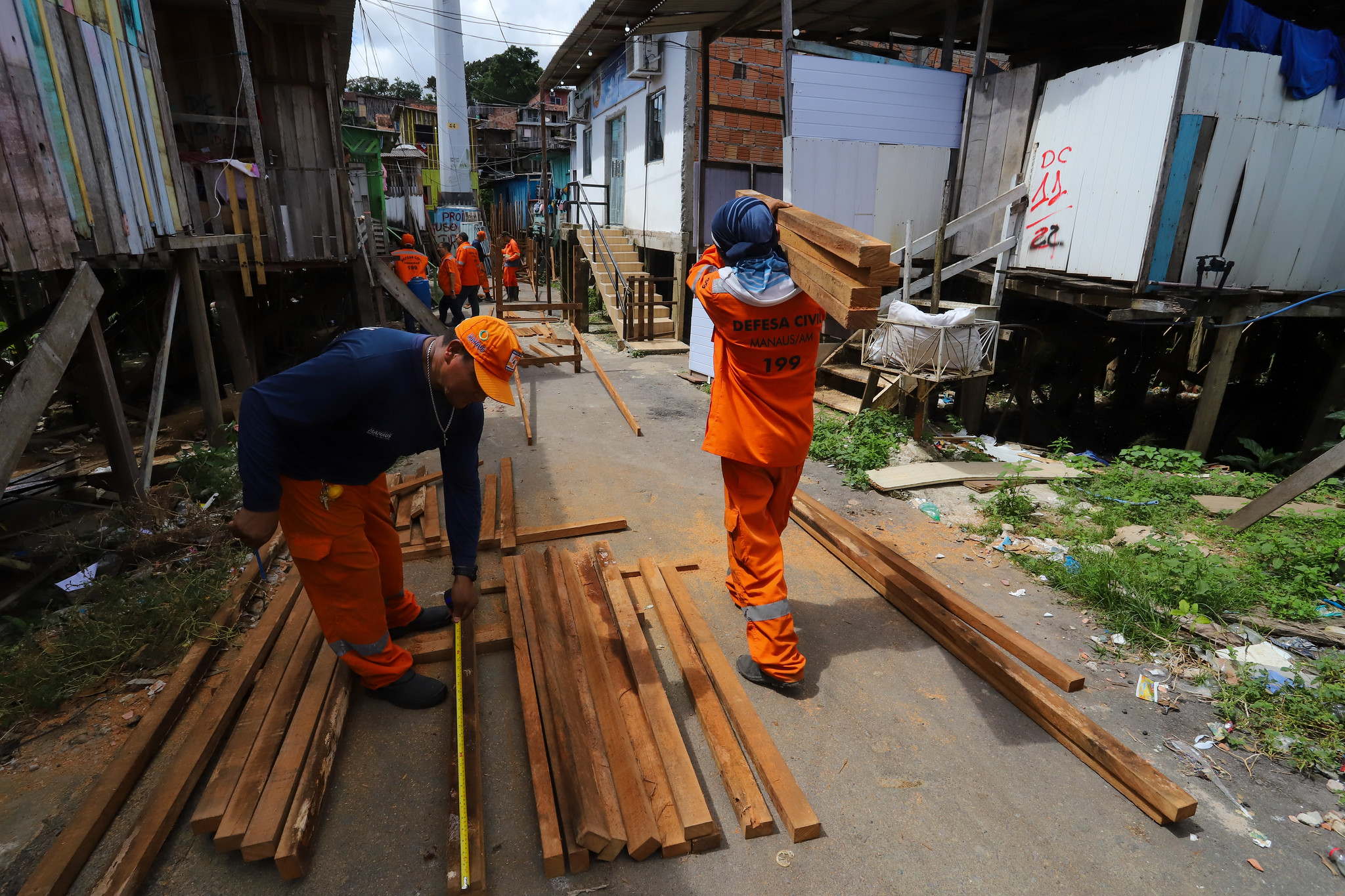 Rio Negro atinge cota de inundação; passarelas começam a ser construídas em Manaus