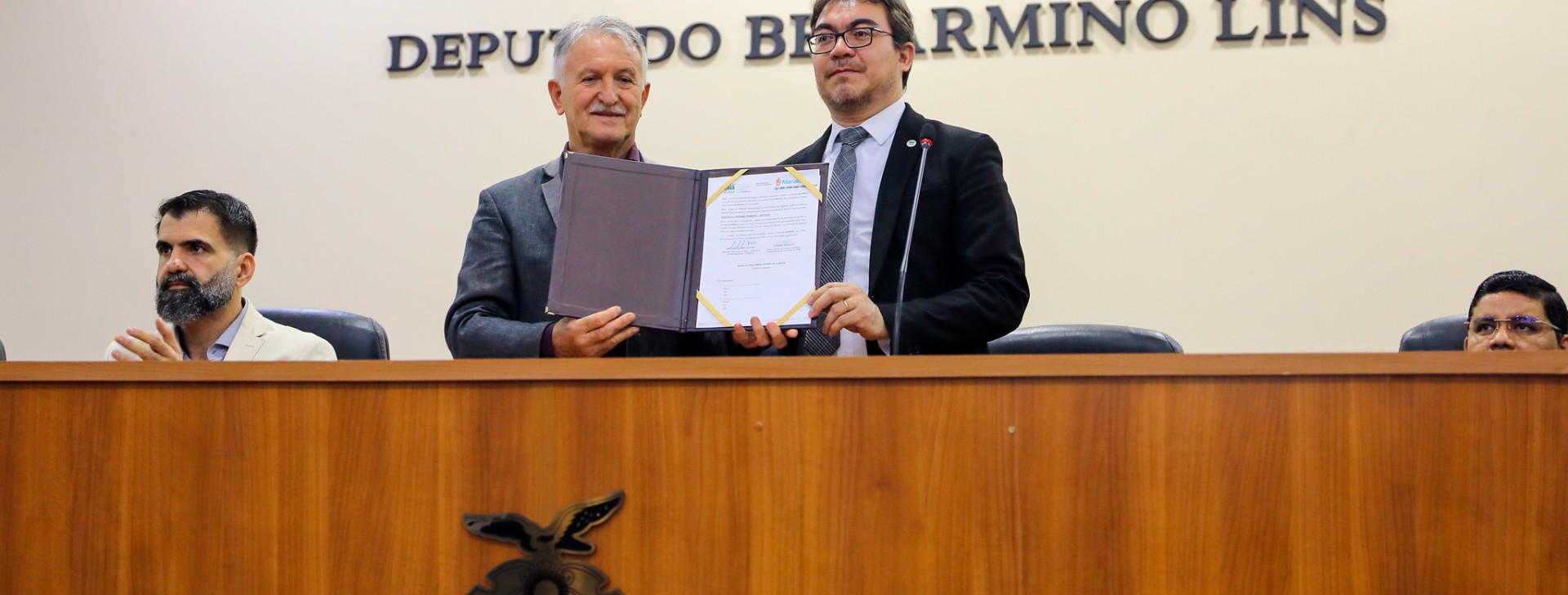 Antonio Stroski (à esquerda) e Eugênio Pantoja na assinatura do termo de cooperação. (João Viana/Semcom)