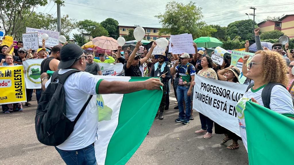 Professores em greve promoveram ato em frente à sede do Governo do Amazonas (Ricardo Oliveira/Revista Cenarium)