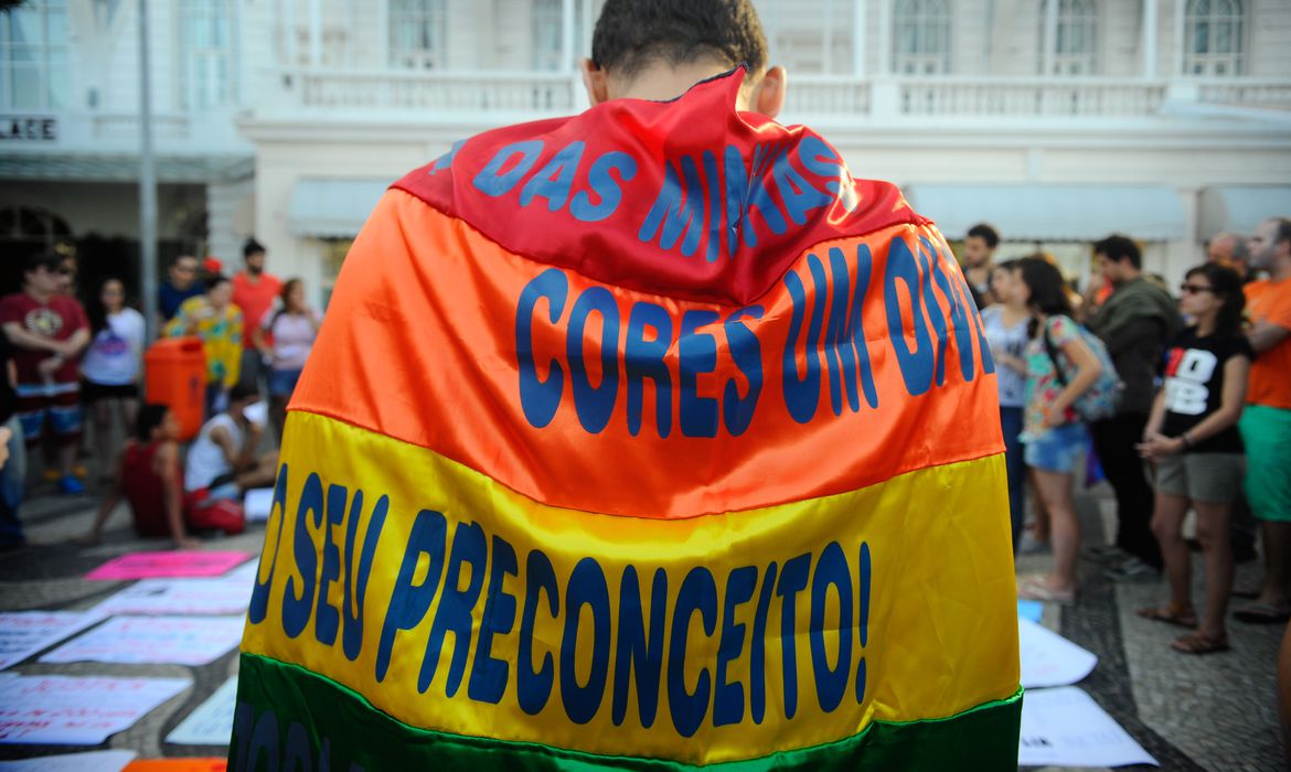 Ativista da causa LGBTQIAP+ com bandeira pedindo respeito ao movimento (Tânia Rêgo/Agência Brasil)