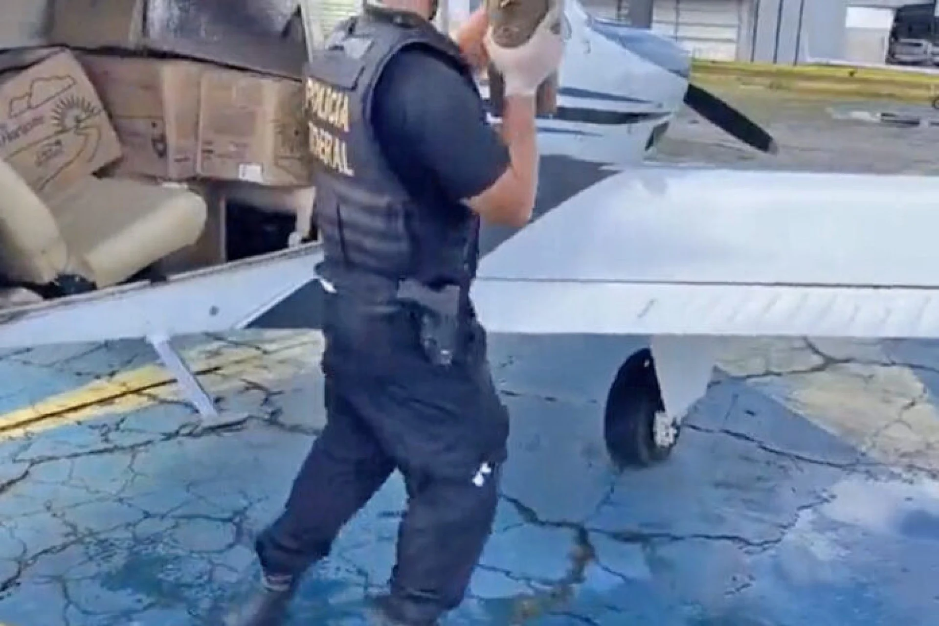 Avião de tio da senadora Damares é apreendido com 290 quilos de maconha