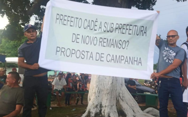 Moradores protestando pela criação da subprefeitura de Itacoatiara, no interior do Amazonas (Bruno Pacheco/Reprodução)