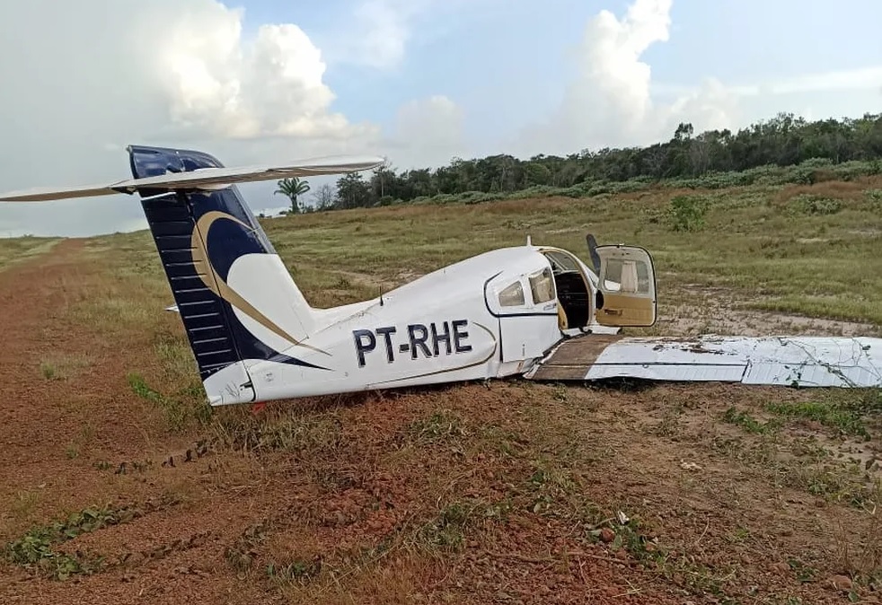 Antes da queda, o avião monomotor bateu na fiação da rede elétrica do local. (Reprodução/Redes sociais)