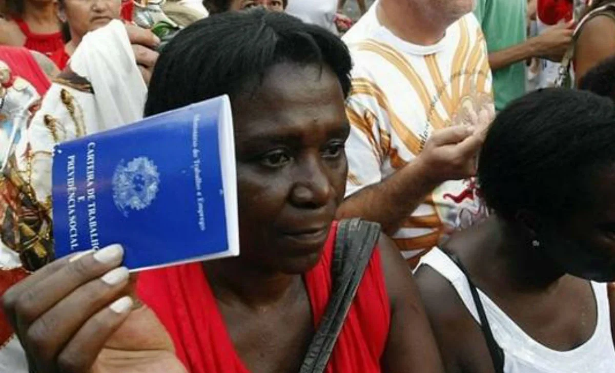 Pesquisa afirma que taxa de desocupação é maior entre mulheres, pretos e pardos