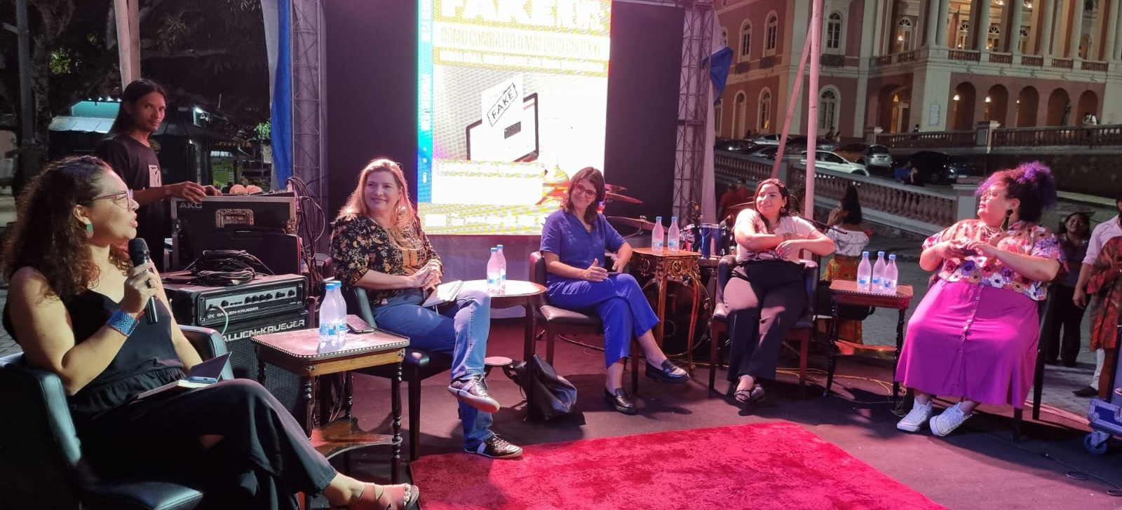 ‘Lucram com conteúdos de ódio e violência’, diz Manuela d’Ávila sobre ‘Big Techs’ no Brasil