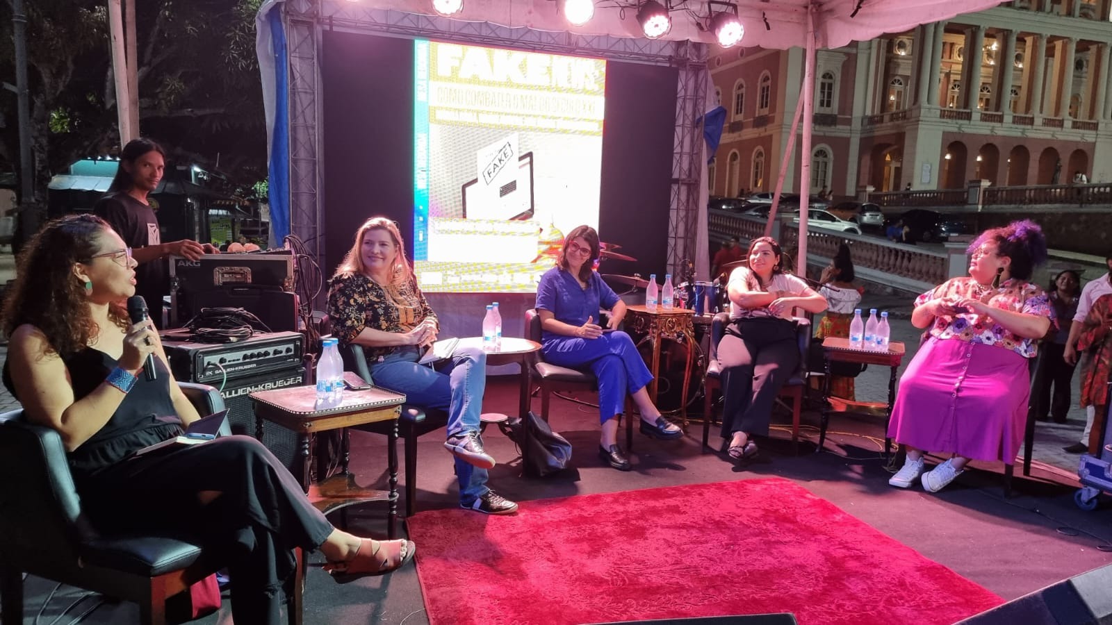 ‘Lucram com conteúdos de ódio e violência’, diz Manuela d’Ávila sobre ‘Big Techs’ no Brasil