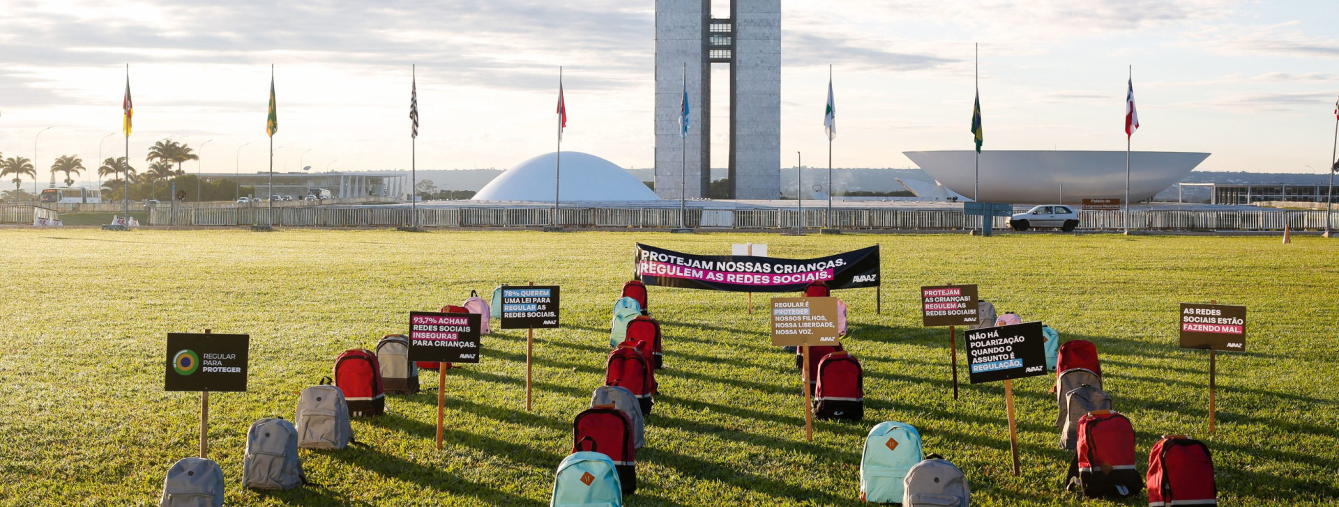Ato no gramado do Congresso Nacional homenageia vítimas de ataques em escolas