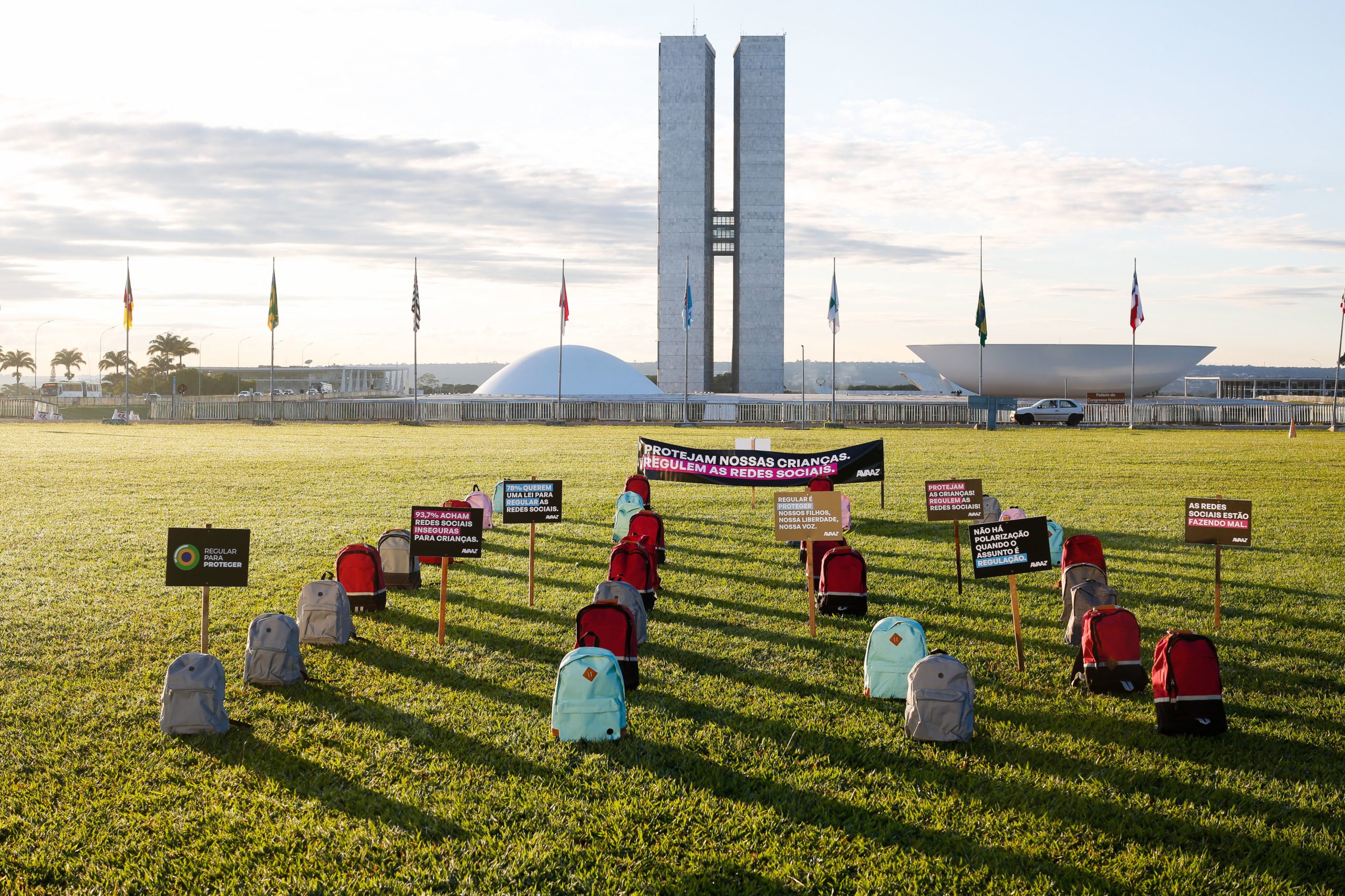 Ato no gramado do Congresso Nacional homenageia vítimas de ataques em escolas