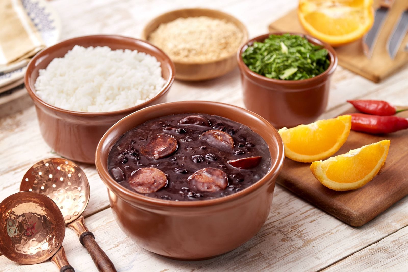 Feijoada solidária busca recursos para criança com doença hereditária rara e sem cura
