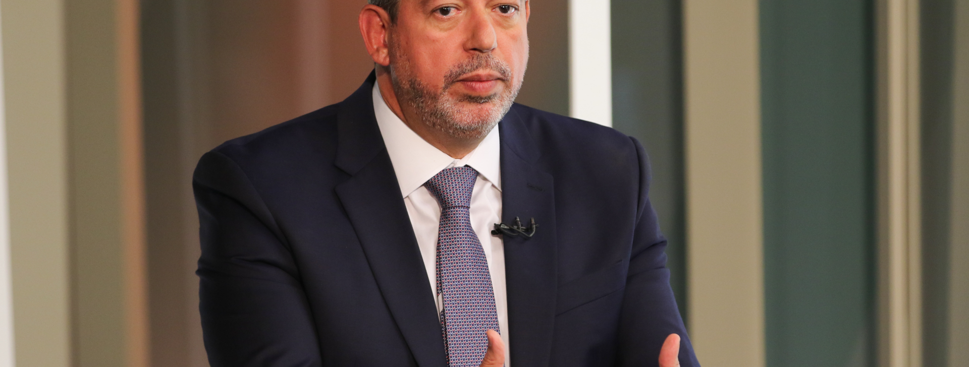 Presidente da Câmara dos Deputados chama repórter de ‘inconveniente’ e diz que ela tem ‘déficit’