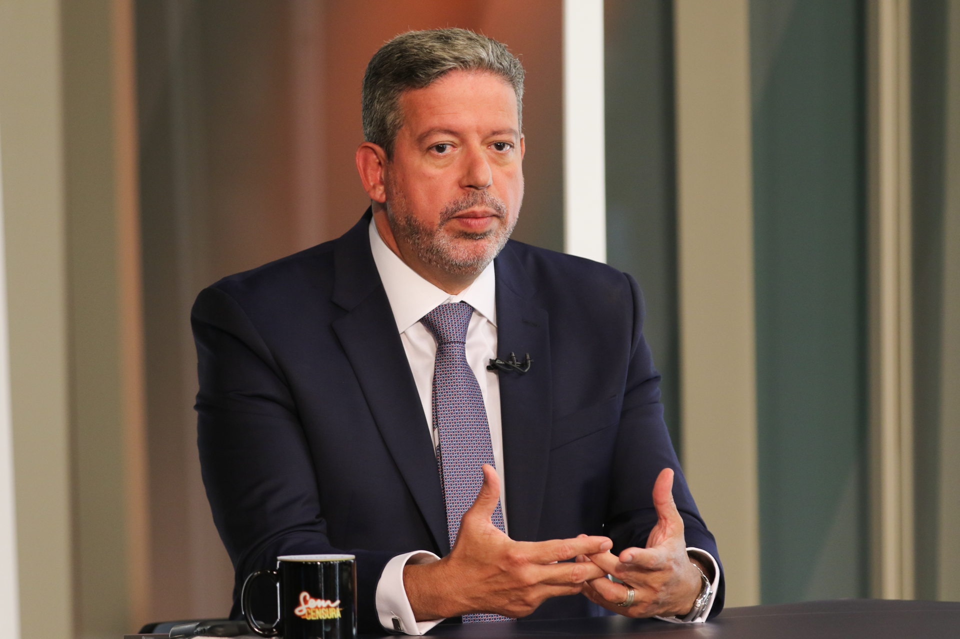 Presidente da Câmara dos Deputados chama repórter de ‘inconveniente’ e diz que ela tem ‘déficit’