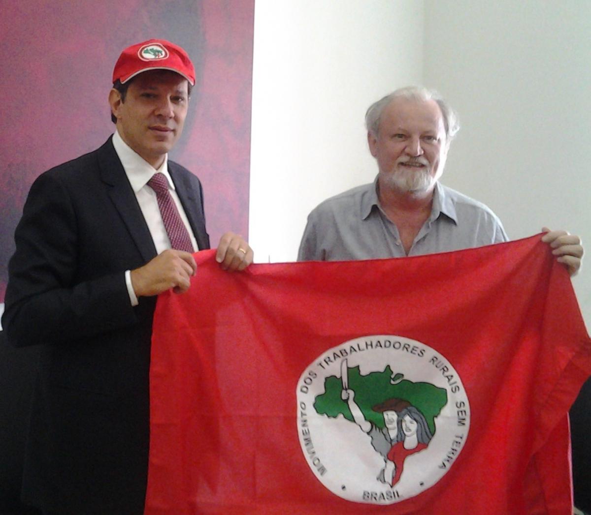 Fernando Haddad faz propaganda de fubá do MST