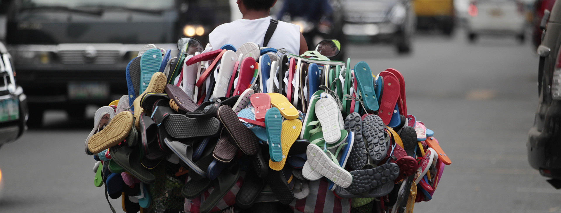 Trabalhador informal em motocicleta em Manila, nas Filipinas, em 2013. (AP Photo/Aaron Favila)(AP Photo/Aaron Favila)