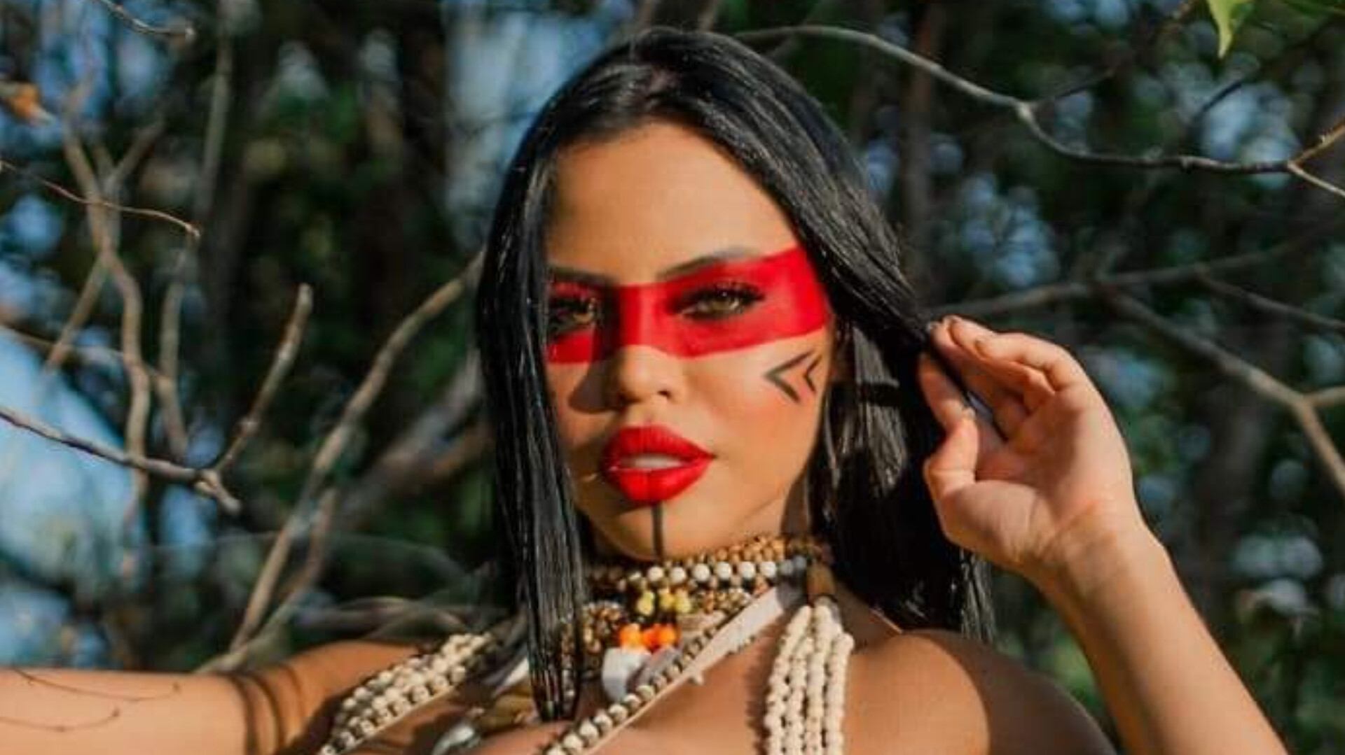 Dançarina acusada de apropriação indígena diz que foi vítima de discurso de ódio em busca por ‘laços ancestrais’