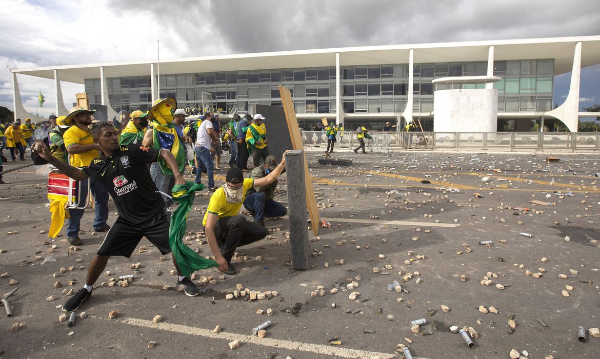 Invasores atacam Palácio do Planalto, em Brasília. (© Joedson Alves/ Agência Brasil)