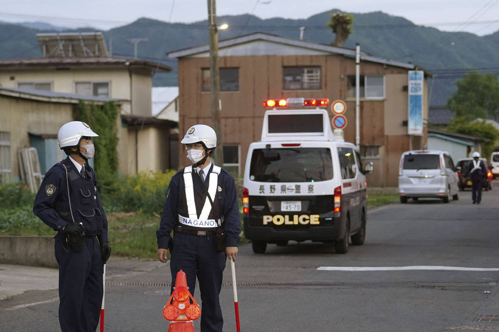 Policiais isolam área na cidade de Nakano, no Japão (Reprodução/Kyodo via Reuters)