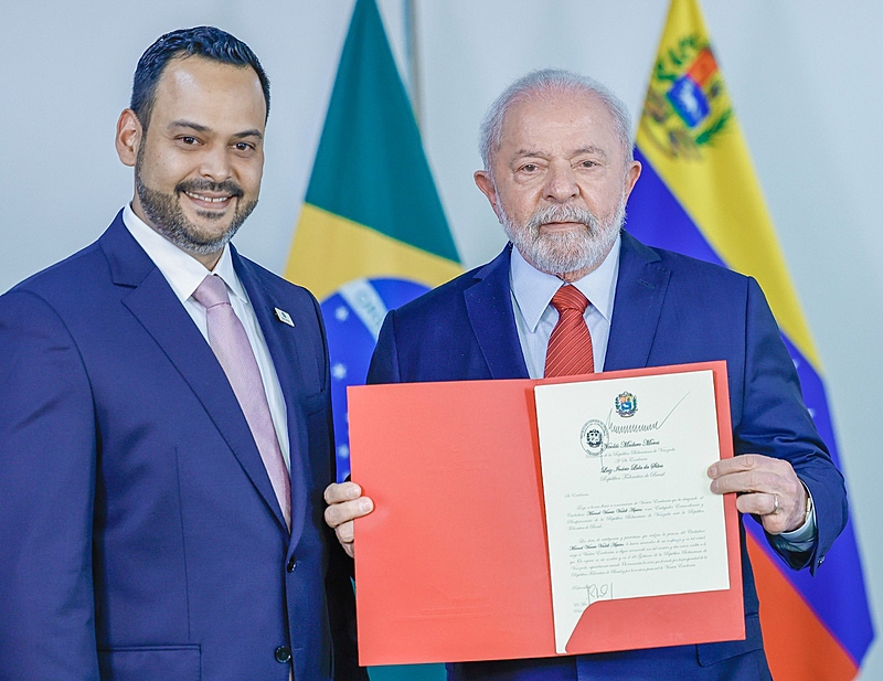 Lula restabelece relações diplomáticas com Venezuela