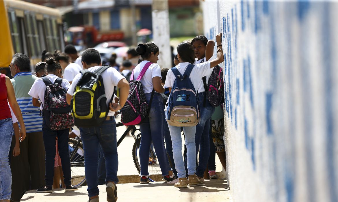 Governo lança programa que aumenta oferta de vagas em escolas de tempo integral