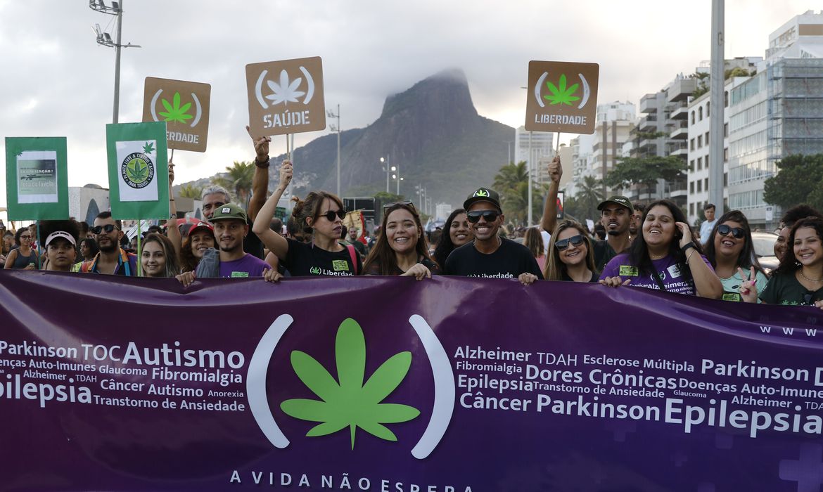 A Marcha da Maconha 2023, caminhada pela legalização, acontece na orla de Ipanema, Rio de Janeiro (Fernando Frazão/Agência Brasil)