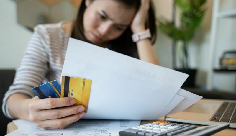 Milhões de brasileiros têm dificuldades em pagar dívidas; inadimplência com bancos é o principal motivo