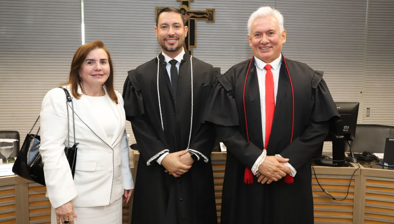 À esquerda, conselheira Yara Lins dos Santos, no centro, o membro substituto da Classe dos Advogados, Diogo Oliveira Nogueira Franco, e à direita, o presidente do TRE-AM, Jorge Lins (Divulgação/TCE)