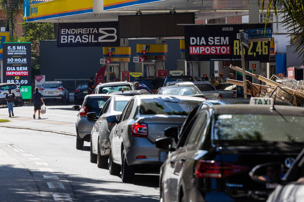 Fila de carros em postos que vendiam combustíveis sem impostos, no 'Dia Sem Imposto', esta semana (Reprodução/Folhapress)