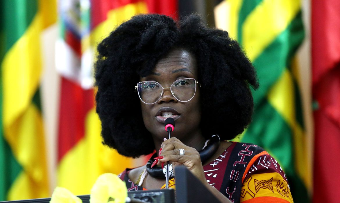 ‘Cultura popular é feita na base da teimosia’, diz militante quilombola, Selma Dealdina