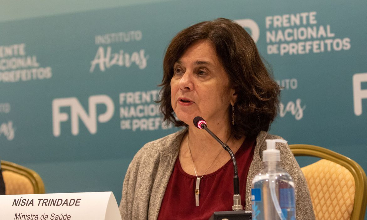 Ministra da Saúde realça a necessidade de intensificar a vacinação contra a Covid-19